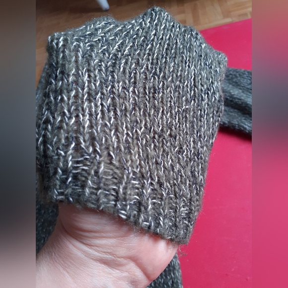 Cozy olive green sweater, sz L - Picture 5 of 11